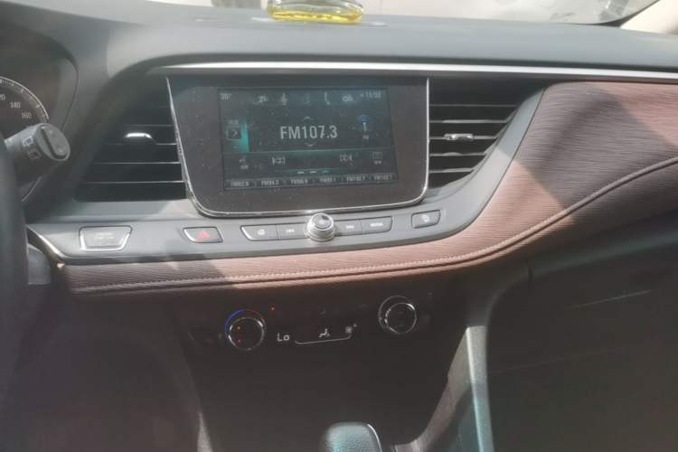 Used Buick GL6 2018 18T 6-Seater Luxury Model Audio And AC Panel