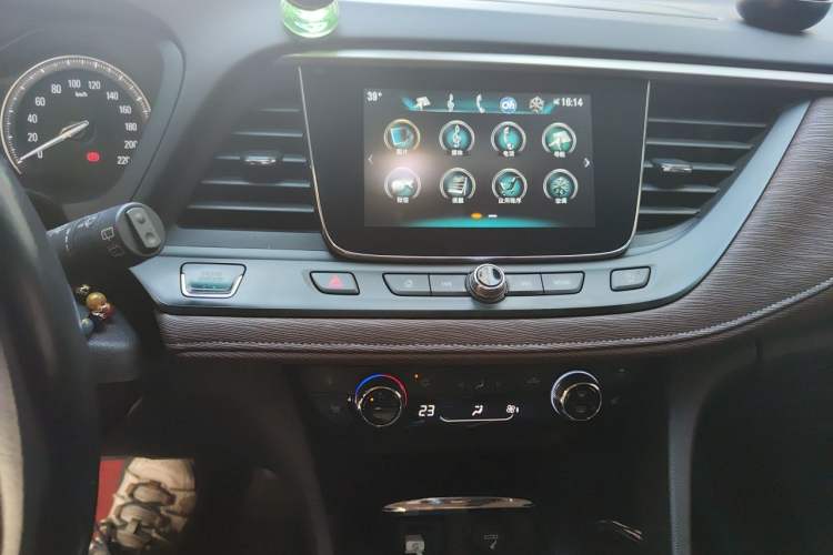 Used Buick GL6 2018 18T 6-Seater Prestige Model Audio And AC Panel