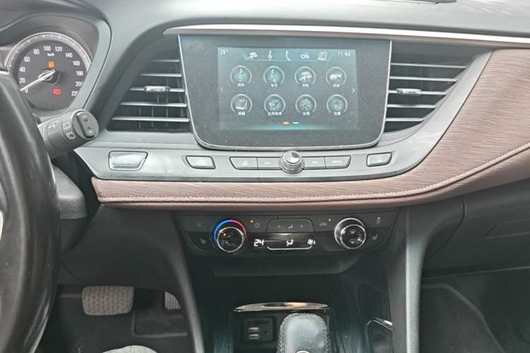 Used Buick GL6 2018 18T 6-Seater Luxury Model Audio And AC Panel