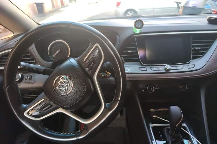Used Buick GL6 2018 18T 6-Seater Prestige Model Center Console