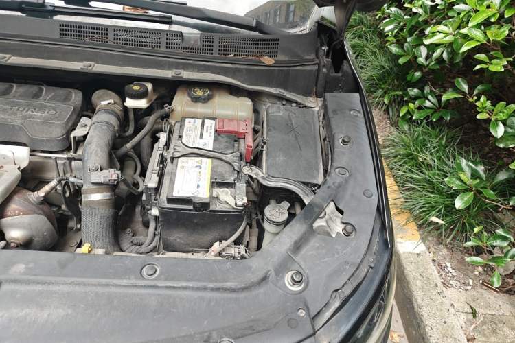 Used Buick GL6 2018 18T 6-Seater Prestige Model Engine Bay Left