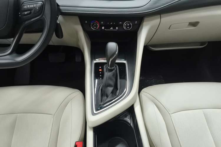 Used Buick GL6 2018 18T 6-Seater Elite Model Gear Lever