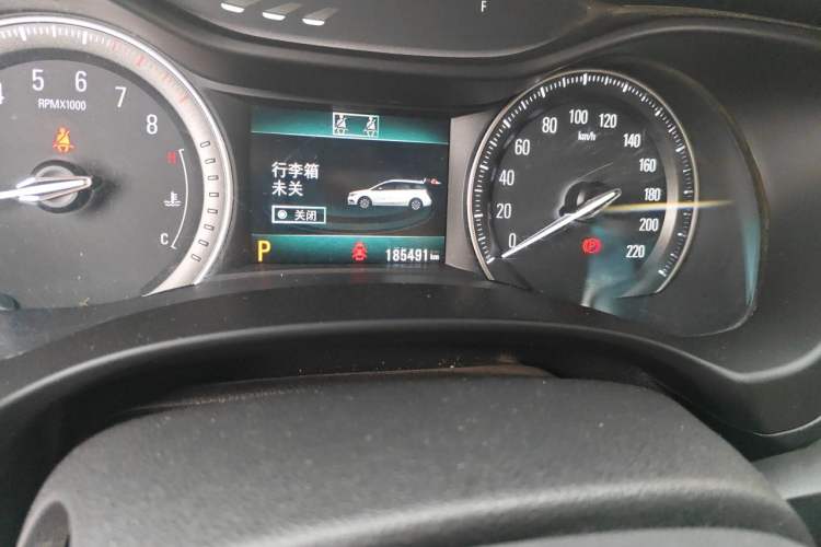 Used Buick GL6 2018 18T 6-Seater Luxury Model Odometer Close Up