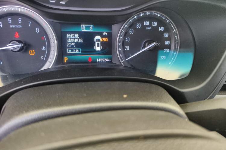 Used Buick GL6 2018 18T 6-Seater Luxury Model Odometer Close Up