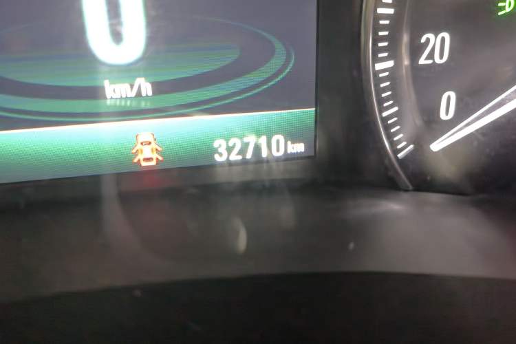 Used Buick GL6 2018 18T 6-Seater Prestige Model Odometer Close Up