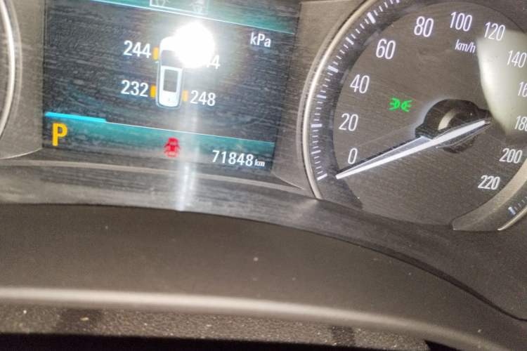 Used Buick GL6 2018 18T 6-Seater Prestige Model Odometer Close Up