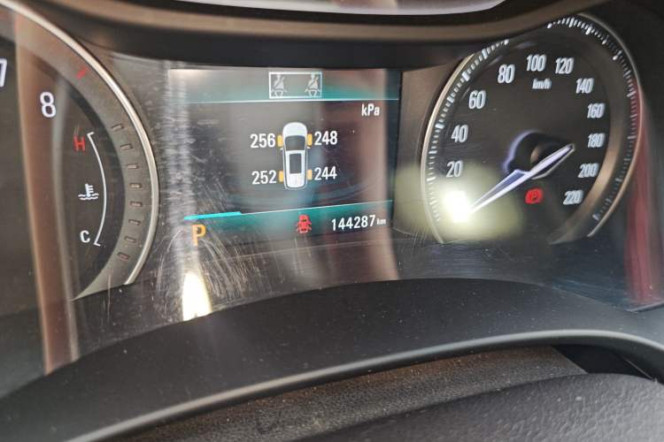 Used Buick GL6 2018 18T 6-Seater Luxury Model Odometer Close Up