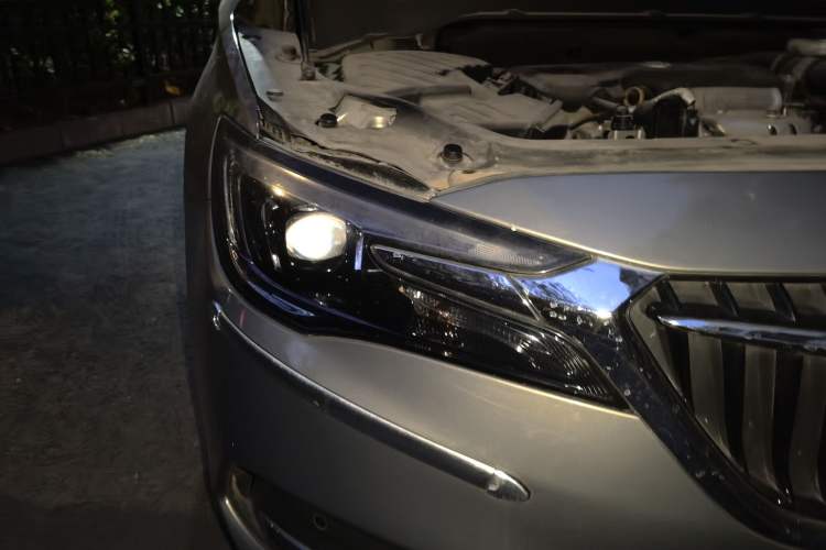 Used Buick GL6 2018 18T 6-Seater Prestige Model Right Front Headlight