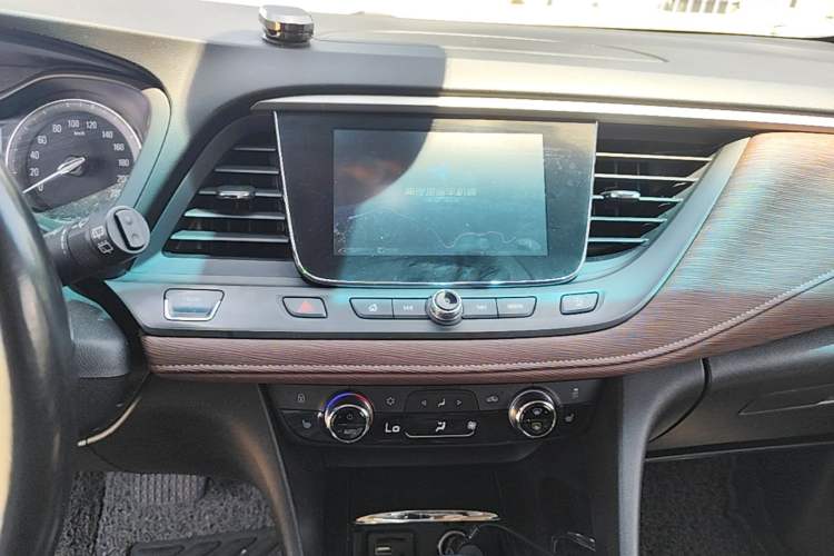 Used Buick GL6 2018 18T 6-Seater Luxury Model Audio And AC Panel