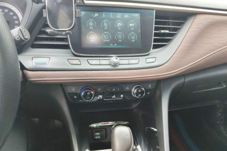Used Buick GL6 2018 18T 6-Seater Luxury Model Audio And AC Panel