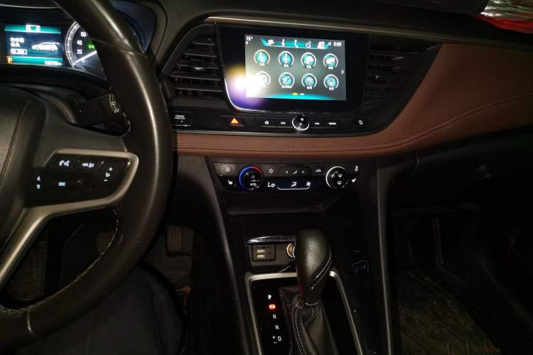 Used Buick GL6 2018 18T 6-Seater Elite Model Audio And AC Panel