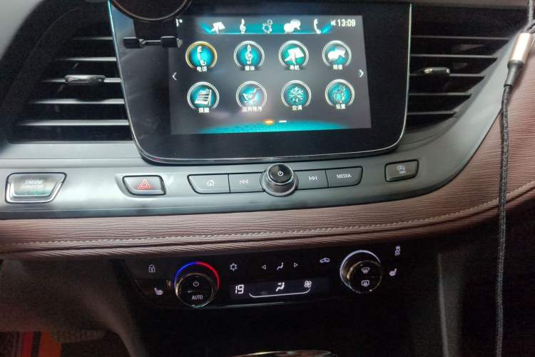 Used Buick GL6 2018 18T 6-Seater Luxury Model Audio And AC Panel