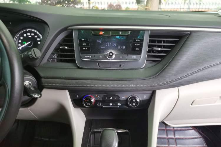 Used Buick GL6 2018 18T 6-Seater Elite Model Audio And AC Panel