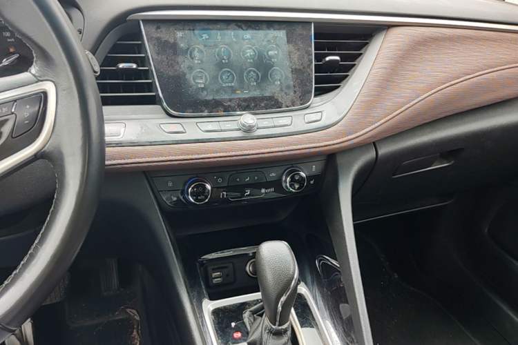 Used Buick GL6 2018 18T 6-Seater Prestige Model Audio And AC Panel