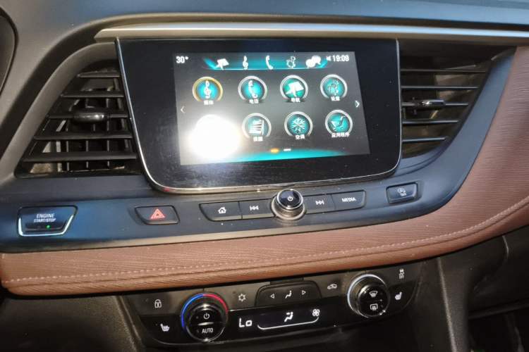 Used Buick GL6 2018 18T 6-Seater Luxury Model Audio And AC Panel