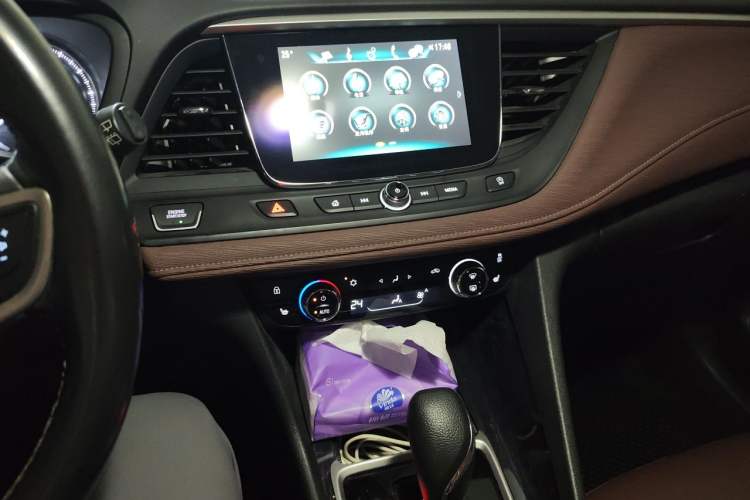 Used Buick GL6 2018 18T 6-Seater Luxury Model Audio And AC Panel