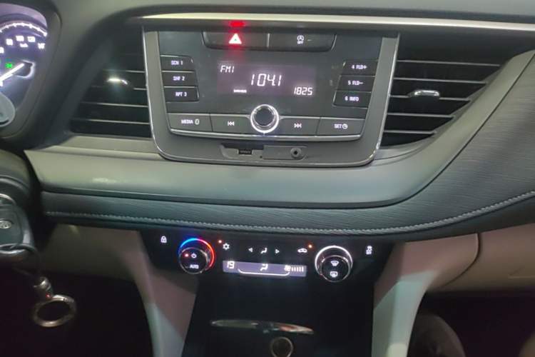 Used Buick GL6 2018 18T 6-Seater Elite Model Audio And AC Panel