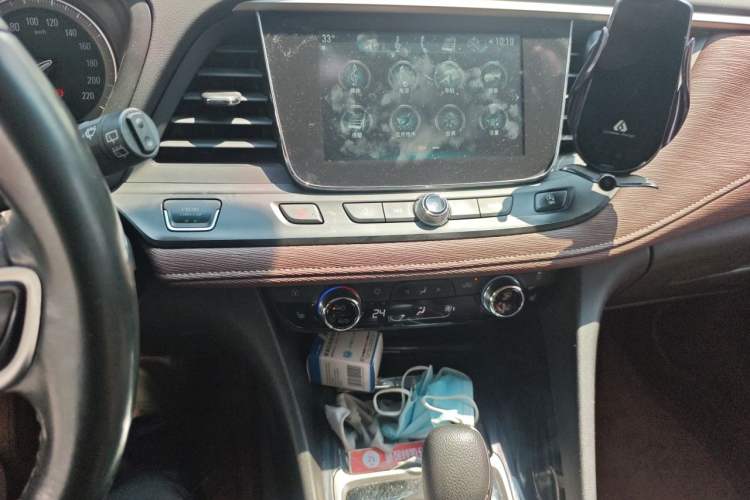 Used Buick GL6 2018 18T 6-Seater Prestige Model Audio And AC Panel