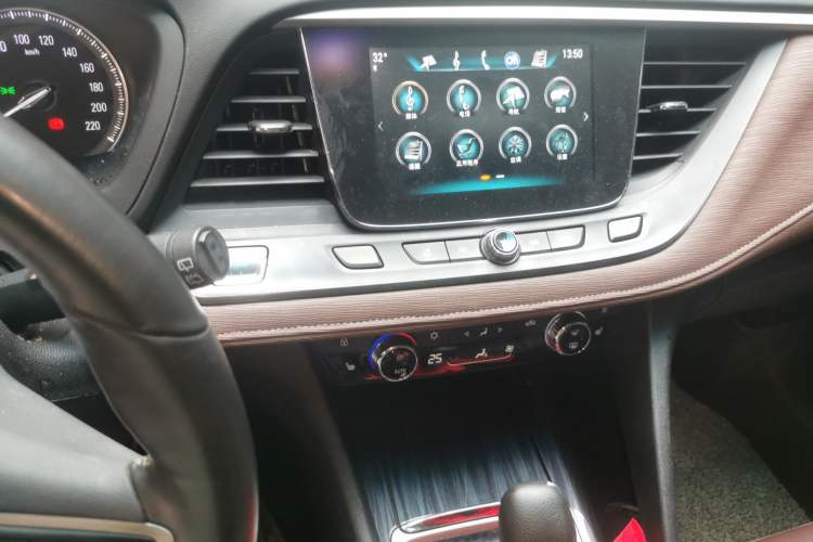 Used Buick GL6 2018 18T 6-Seater Luxury Model Audio And AC Panel