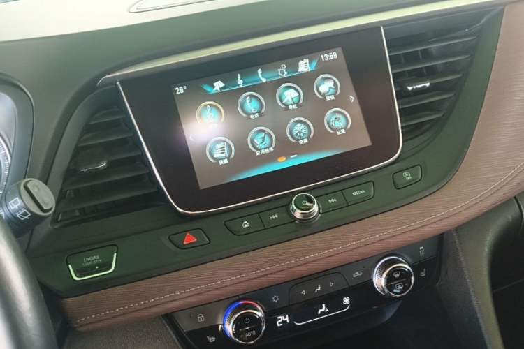 Used Buick GL6 2018 18T 6-Seater Prestige Model Audio And AC Panel