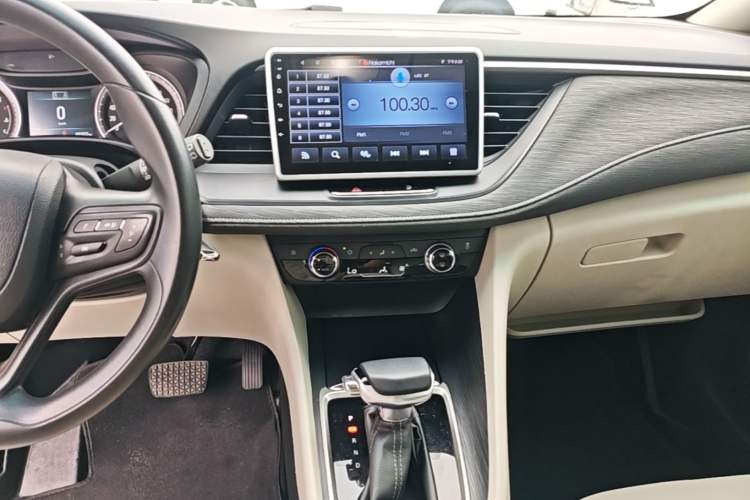 Used Buick GL6 2018 18T 6-Seater Elite Model Audio And AC Panel
