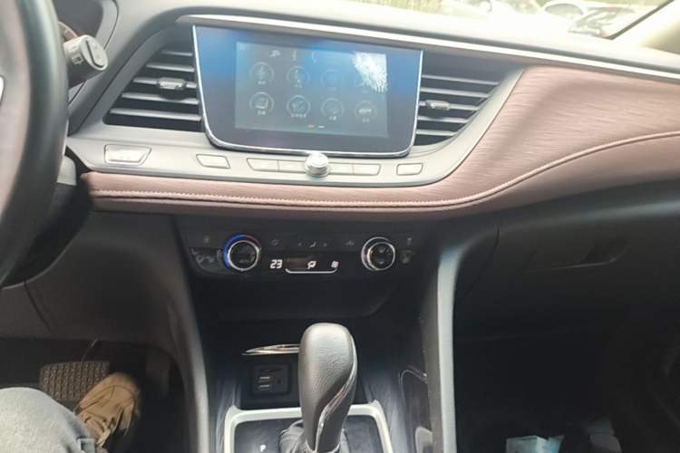 Used Buick GL6 2018 18T 6-Seater Luxury Model Audio And AC Panel