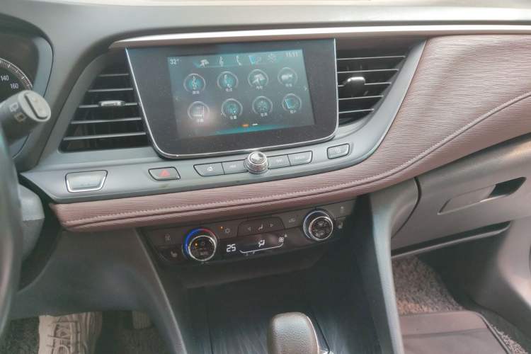 Used Buick GL6 2018 18T 6-Seater Prestige Model Audio And AC Panel