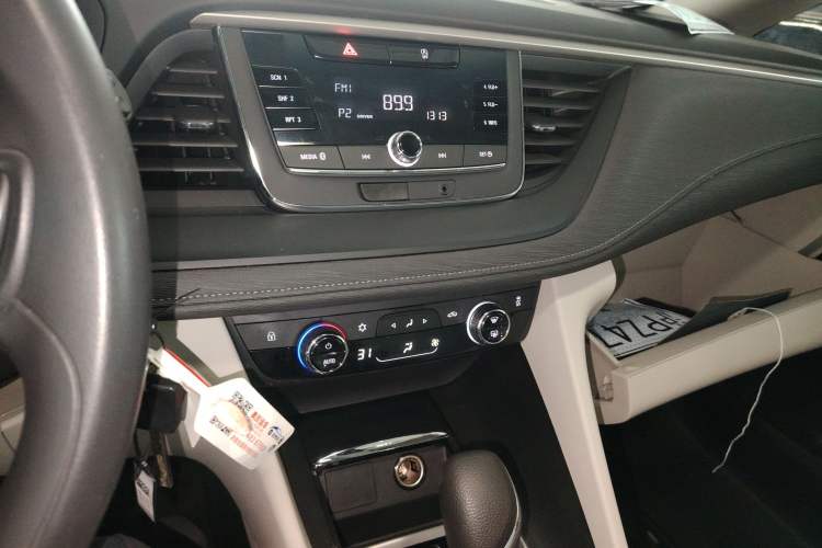 Used Buick GL6 2018 18T 6-Seater Elite Model Audio And AC Panel