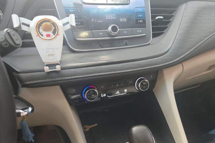 Used Buick GL6 2018 18T 6-Seater Elite Model Audio And AC Panel