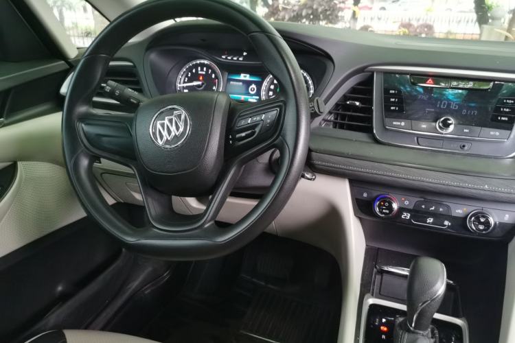 Used Buick GL6 2018 18T 6-Seater Elite Model Center Console