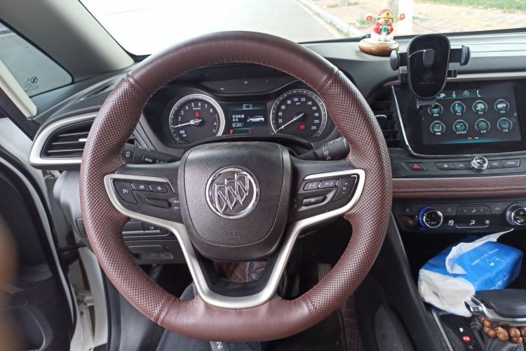 Used Buick GL6 2018 18T 6-Seater Luxury Model Center Console