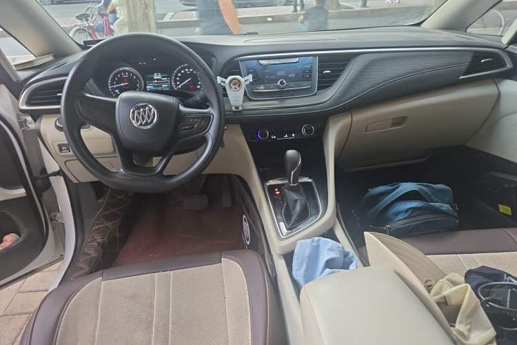 Used Buick GL6 2018 18T 6-Seater Elite Model Center Console