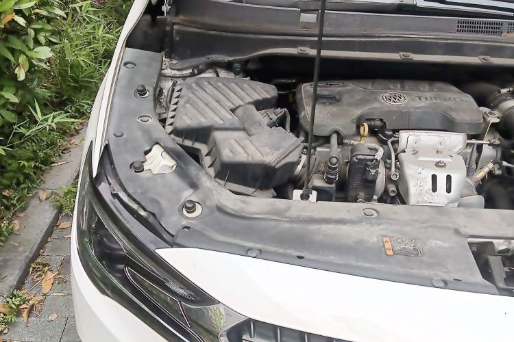 Used Buick GL6 2018 18T 6-Seater Prestige Model Engine Bay Right
