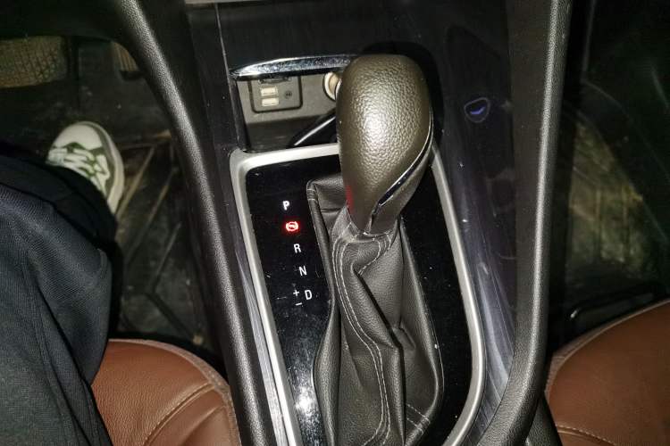 Used Buick GL6 2018 18T 6-Seater Elite Model Gear Lever
