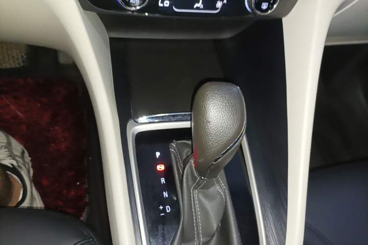 Used Buick GL6 2018 18T 5-Seater Elite Version Gear Lever
