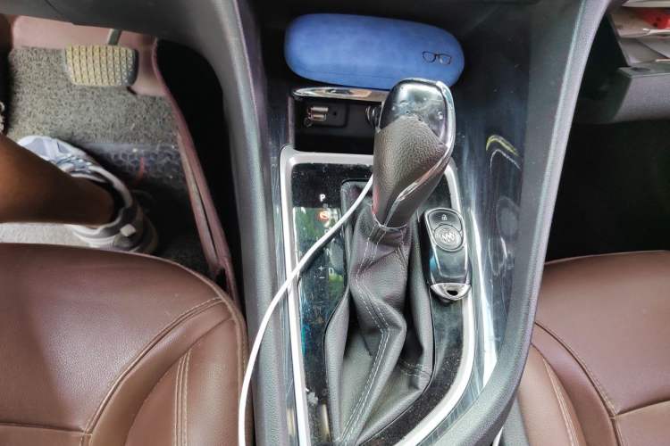 Used Buick GL6 2018 18T 6-Seater Prestige Model Gear Lever
