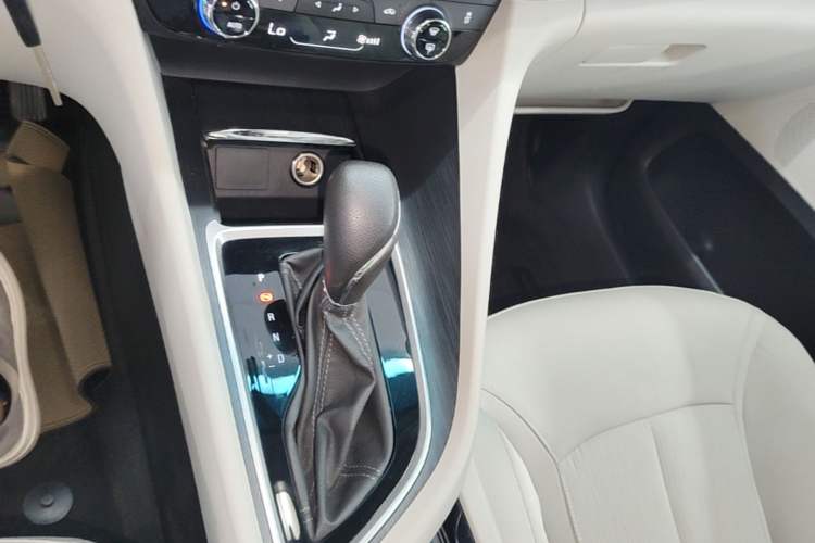Used Buick GL6 2018 18T 6-Seater Elite Model Gear Lever
