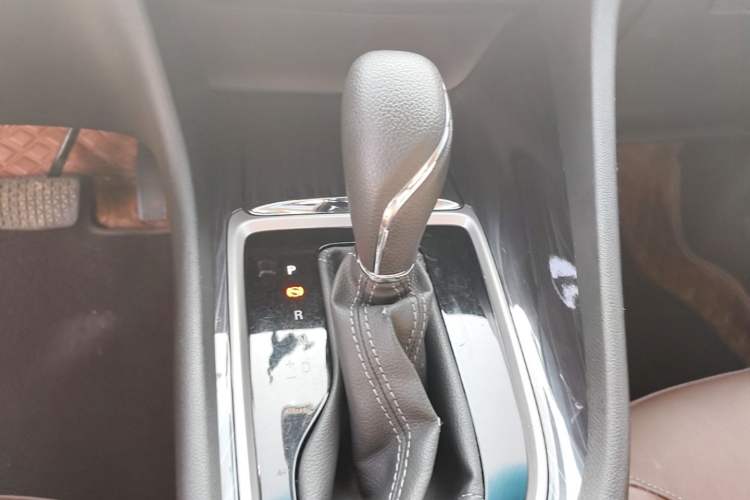 Used Buick GL6 2018 18T 6-Seater Luxury Model Gear Lever