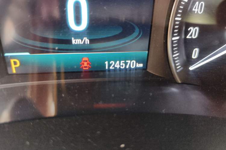 Used Buick GL6 2018 18T 6-Seater Luxury Model Odometer Close Up