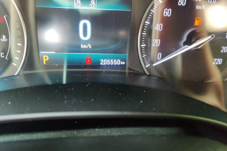 Used Buick GL6 2018 18T 6-Seater Luxury Model Odometer Close Up