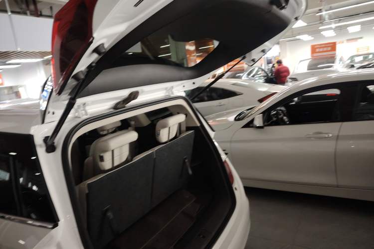 Used Buick GL6 2018 18T 6-Seater Elite Model Trunk