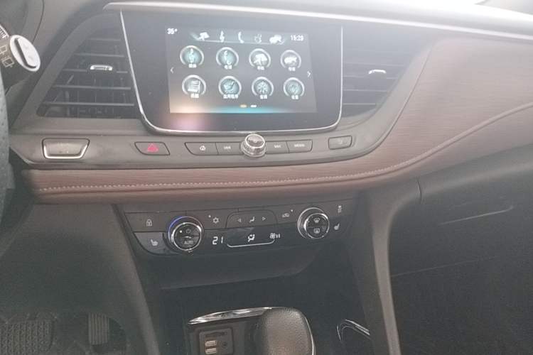 Used Buick GL6 2018 18T 6-Seater Luxury Model Audio And AC Panel