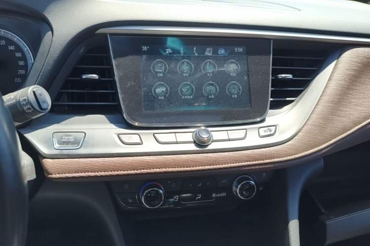 Used Buick GL6 2018 18T 6-Seater Prestige Model Audio And AC Panel