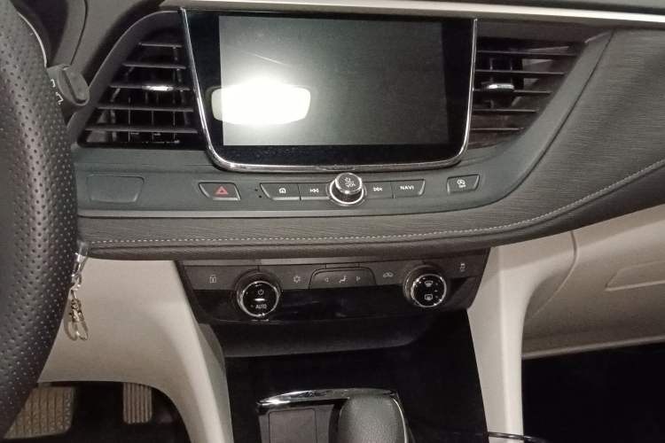 Used Buick GL6 2018 18T 6-Seater Elite Model Audio And AC Panel