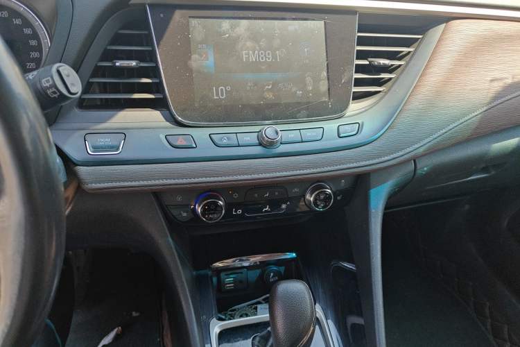 Used Buick GL6 2018 18T 6-Seater Prestige Model Audio And AC Panel
