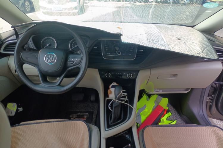 Used Buick GL6 2018 18T 6-Seater Elite Model Center Console