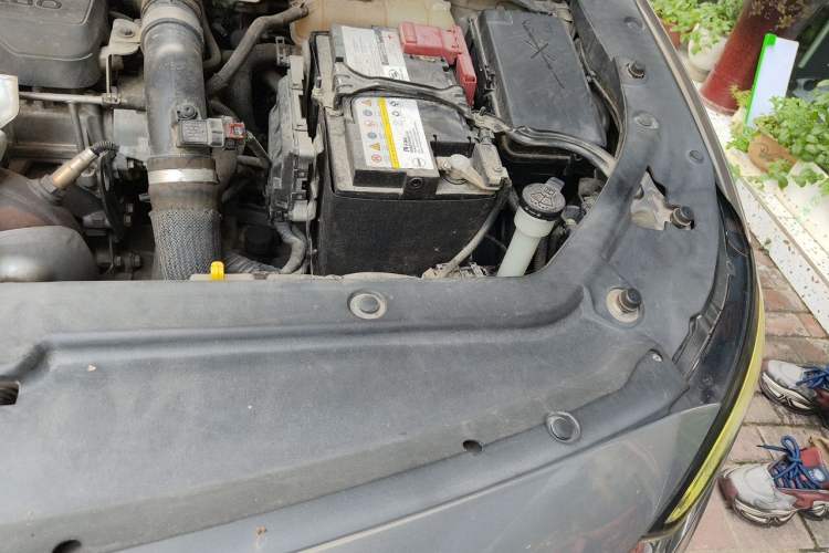 Used Buick GL6 2018 18T 6-Seater Luxury Model Engine Bay Left