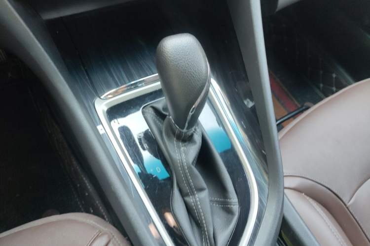 Used Buick GL6 2018 18T 6-Seater Luxury Model Gear Lever