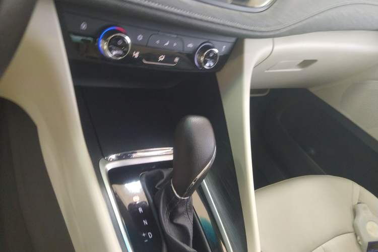 Used Buick GL6 2018 18T 6-Seater Elite Model Gear Lever