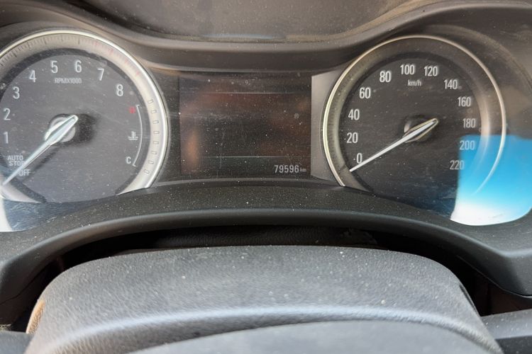 Used Buick GL6 2018 18T 6-Seater Luxury Model Odometer Close Up